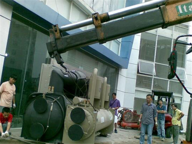 安溪县随车吊和汽车吊的核心区别是什么？哪种更省钱？